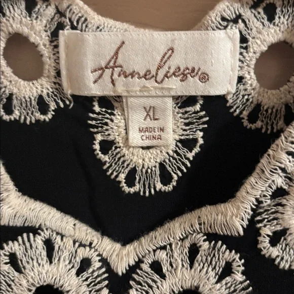 Chic Black and White Embroidered Women's Blouse - Picture 3 of 3